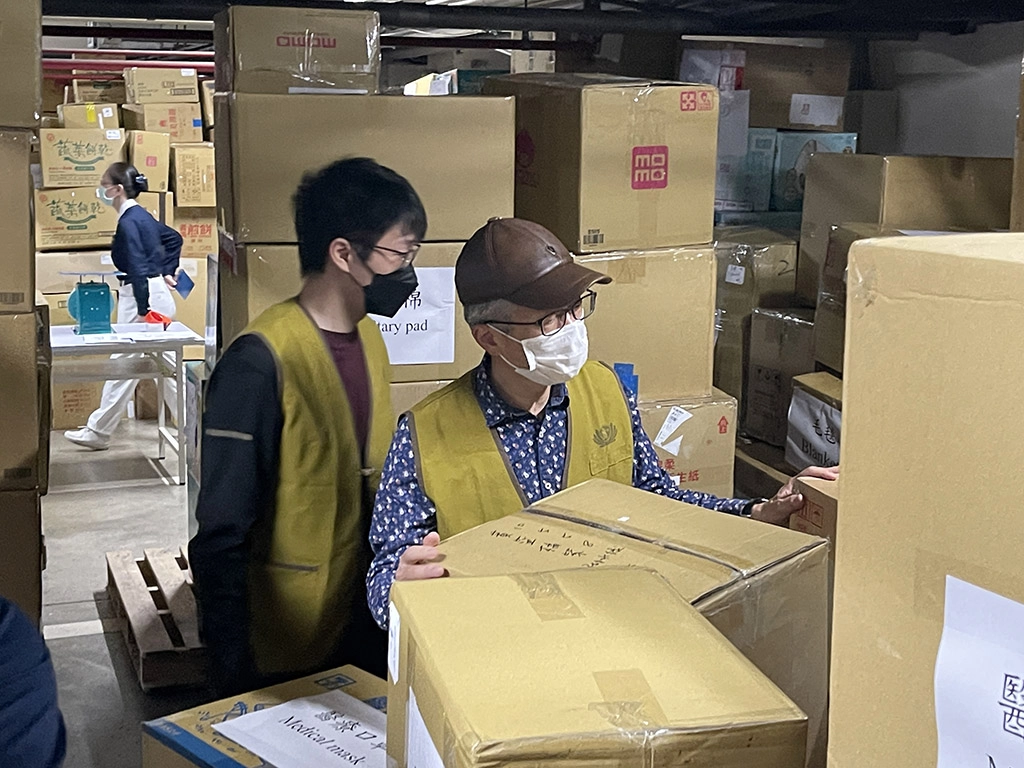 外交部鄭泰祥公使，帶著兒子鄭廉一起來參加物資打包，愛與善傳承，看到年輕一代的希望。