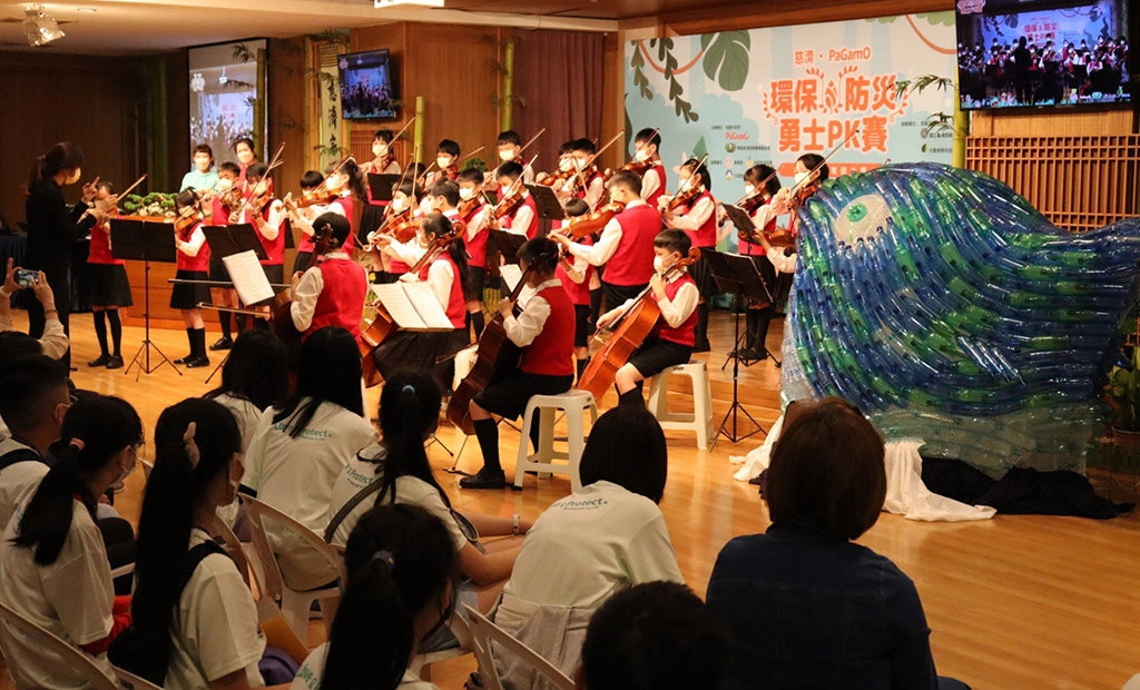孩子、家長、教師三方組合成的「親、師、生」關係，深入遊戲、落實日常，讓環境教育扎根小小心靈，傳承永續發展的善循環。