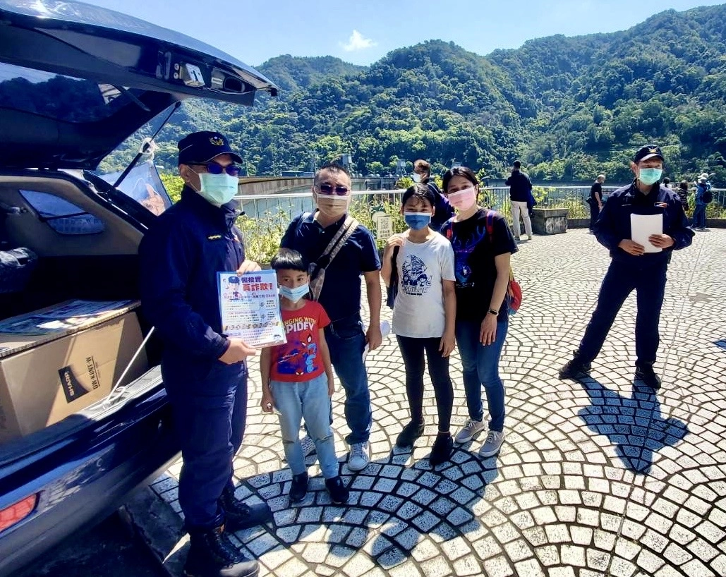 臺北市保安警察大隊派駐水庫小隊，透過海報及文宣品的發放，使民眾更加了解安全駕駛觀念及最新詐騙手法。