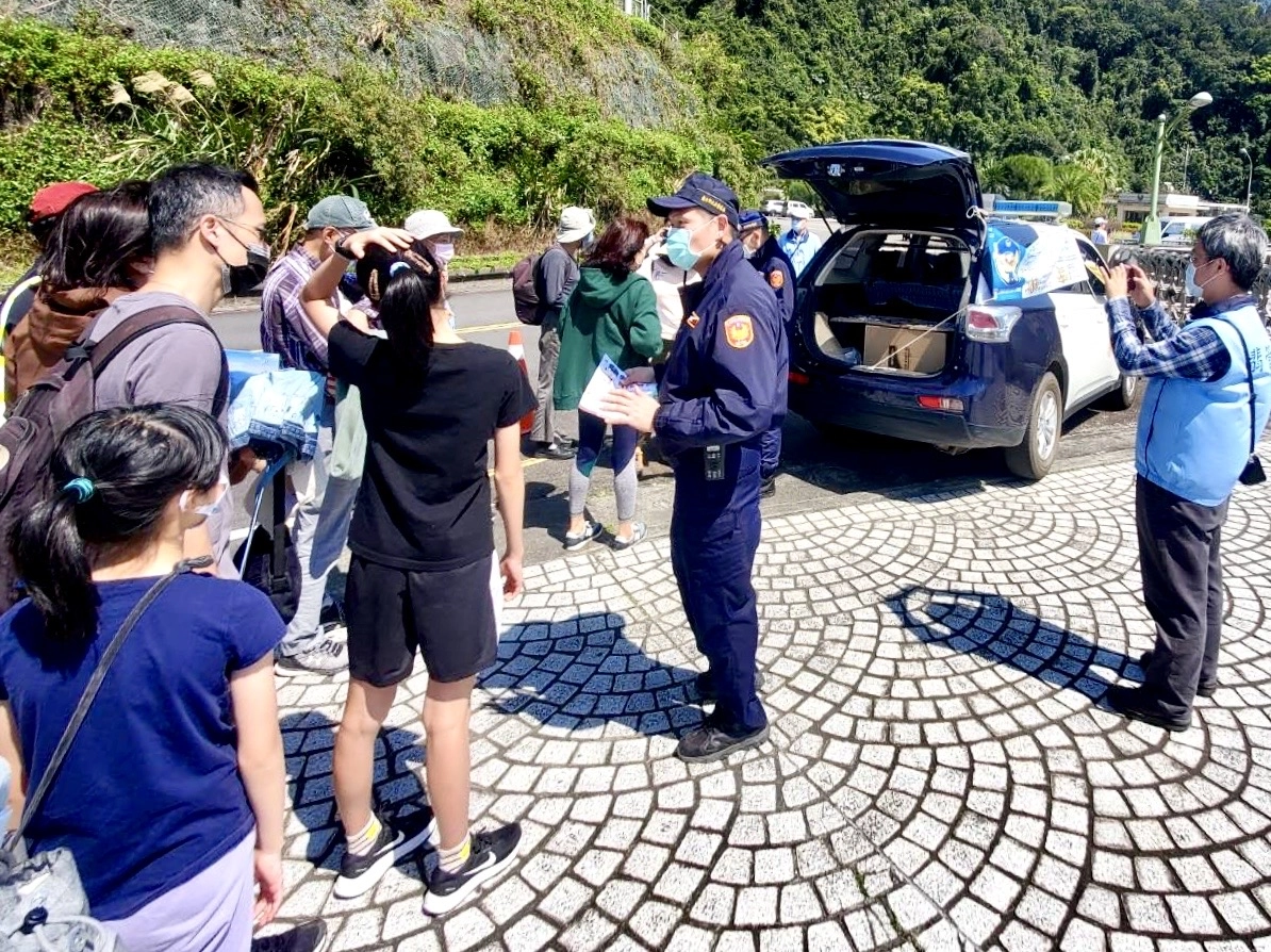 臺北市保安警察大隊派駐水庫小隊設立宣導站，實施交通安全及反詐騙訊息的解說。