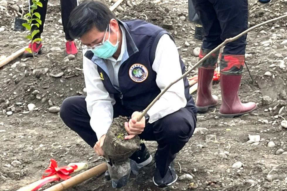 臺東縣專勤隊隊長黃志明參與植樹活動。