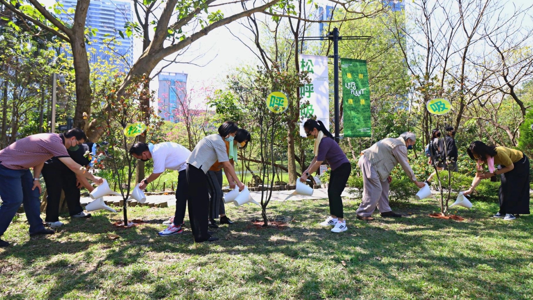 包括臺北市政府文化局科長郭佩瑜、臺北市信義區區長游竹萍、台北市文化基金會副執行長鄭喻文、松山文創園區總監陳玉秀、松山高中校長陳清誥、光復國小校長賴俊賢、信義區社區大學校長陳詠晨和漢聲創辦人黃永松共8位貴賓參與貴賓一同種下園區裡第一株田代氏石斑木，高達1米8的臺灣特有種樹木，象徵信義松菸無圍牆博物館的夥伴攜手前行，共生共榮共好！