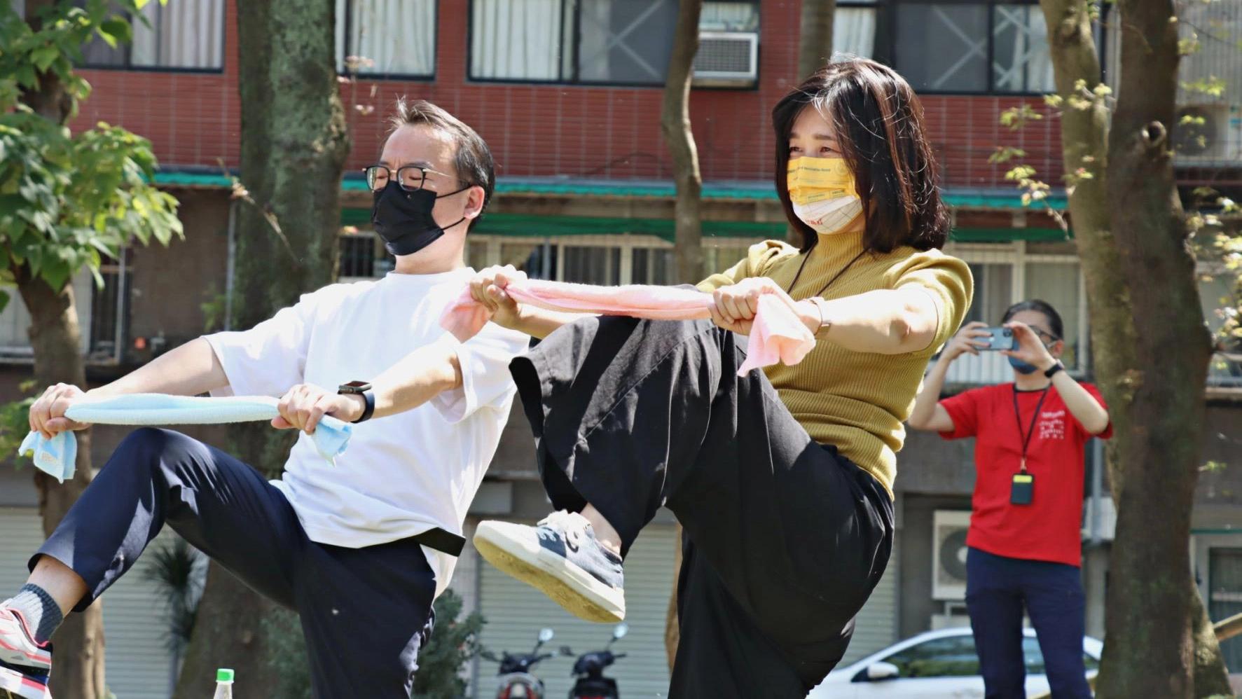 邀請貴賓們一起「松呼吸」做毛巾伸展操，享受松菸的陽光及綠地