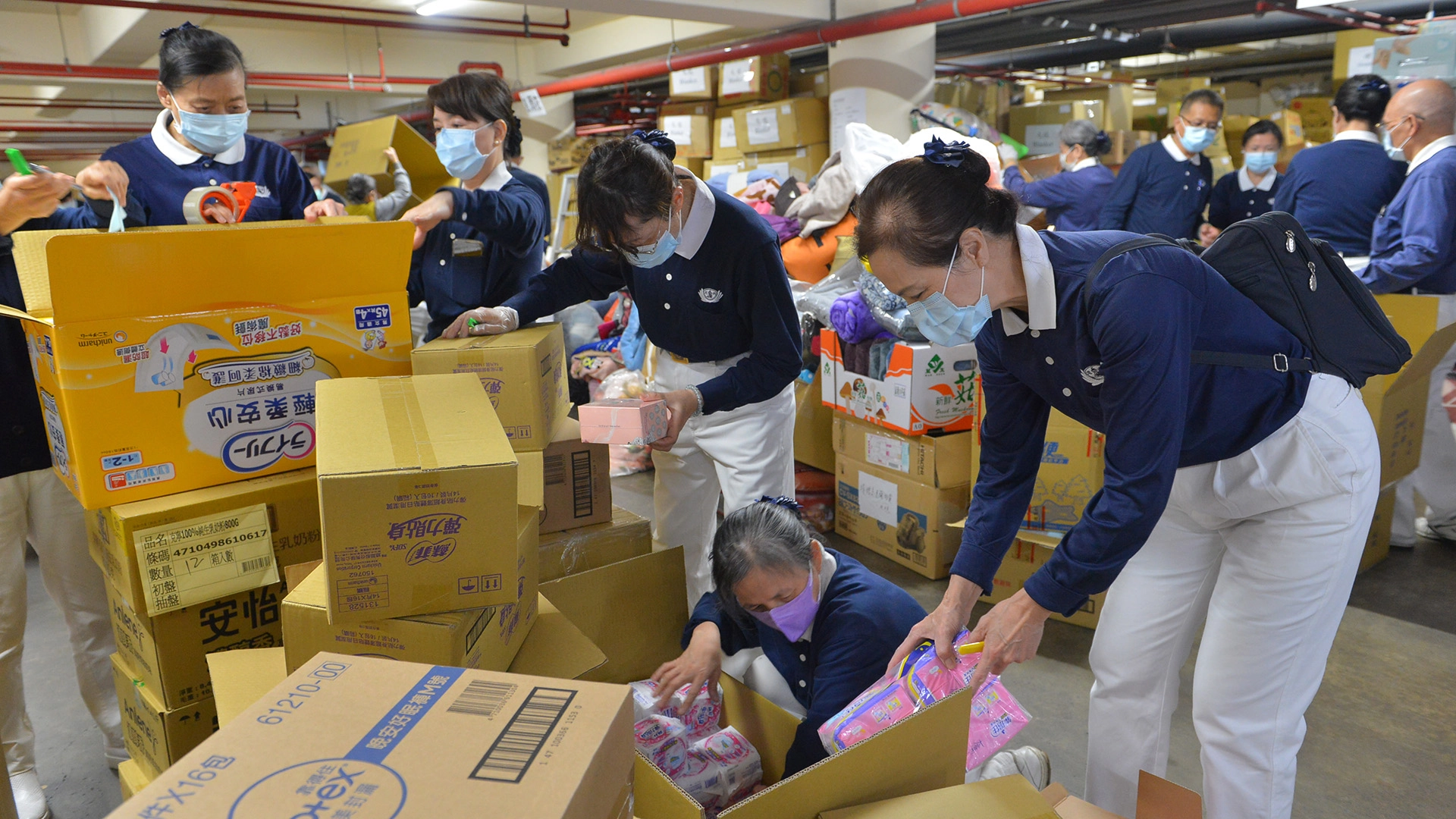 慈濟志工持續進行援烏難民物資打包，已完成6千箱20品項、14類藥品裝箱。