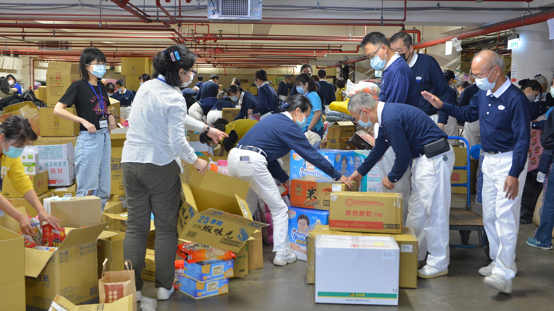 慈濟志工持續進行援烏難民物資打包，已完成6千箱20品項、14類藥品裝箱。