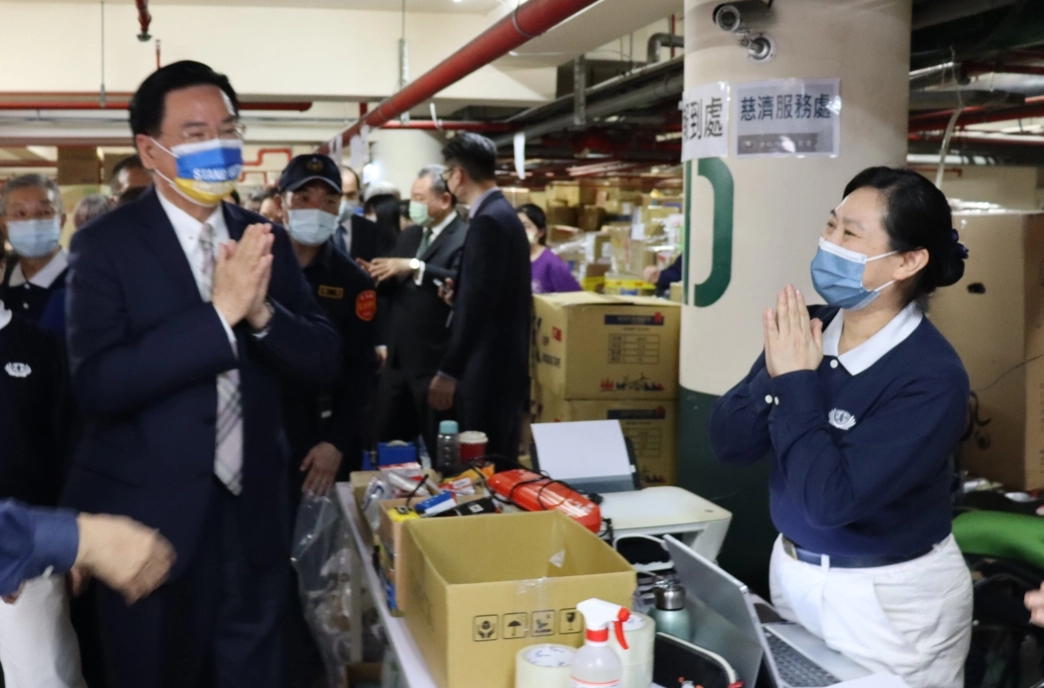 慈濟志工3月11日起在現場設立服務處，配合外交部協助彙整大批的物資，每天動員逾百位志工。