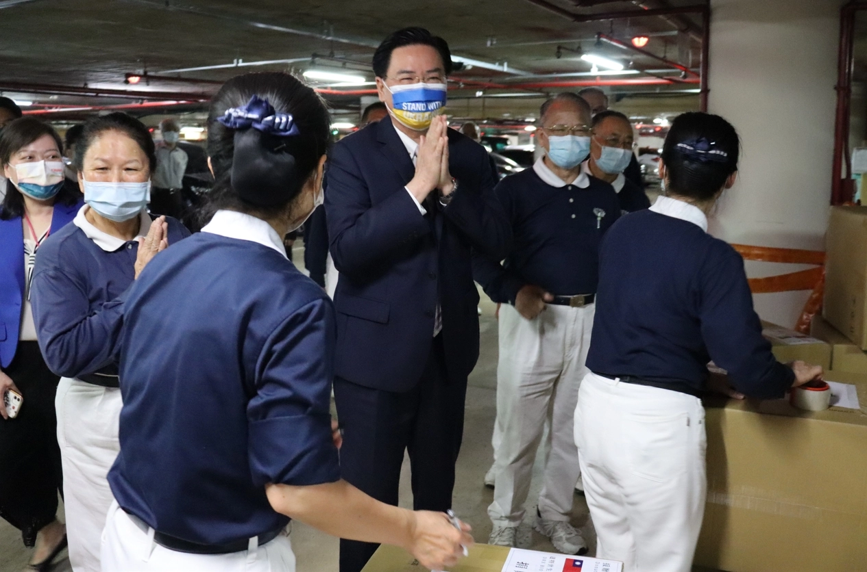 「臺灣人民愛心的展現，全世界都看到了」！吳釗燮部長18日下午至物資募集現場深深向各方志工人員致上無盡的感恩。