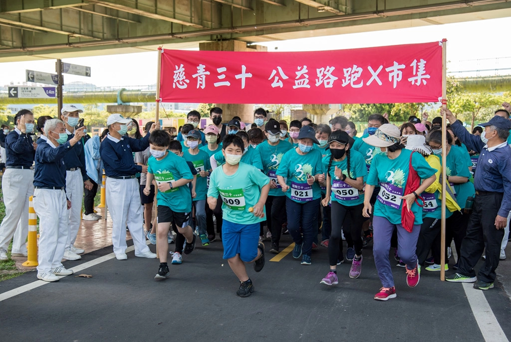2022年「慈濟大專青年聯誼會(簡稱：慈青)」創立三十週年，慈濟基金會3月20日在新北市板橋區浮洲藝術河濱公園舉辦「慈青三十公益路跑」活動。