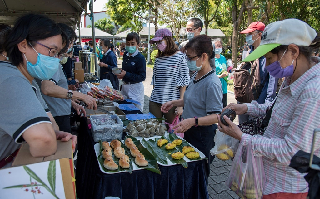 在慈濟板橋志業園區推廣蔬食愛地球公益園遊市集，以實際行動號召大眾運動健康護地球。