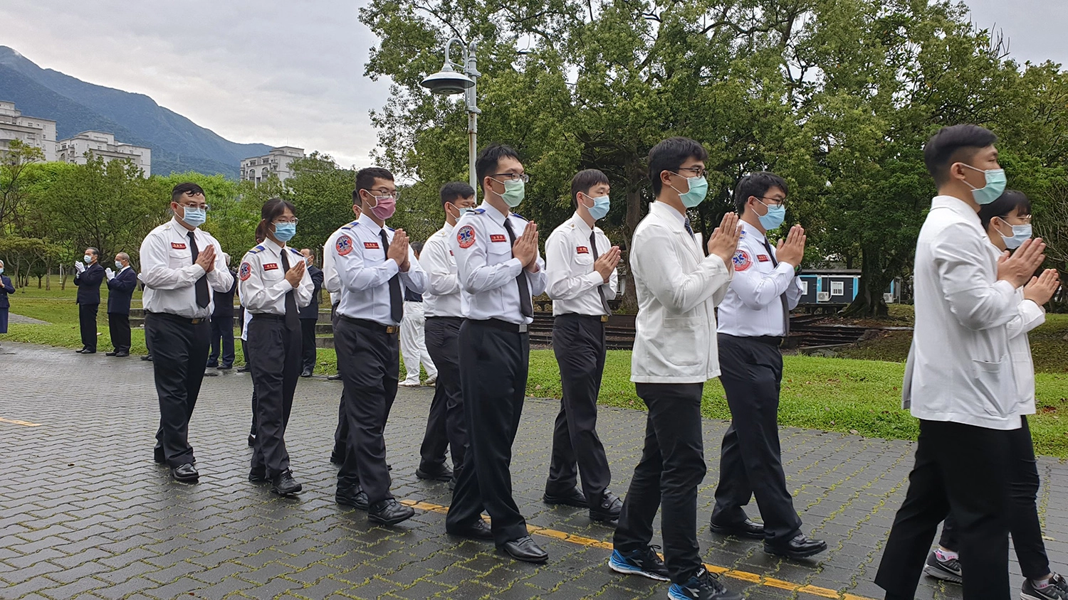 花蓮縣消防局高級救護技術員參加送靈典禮。