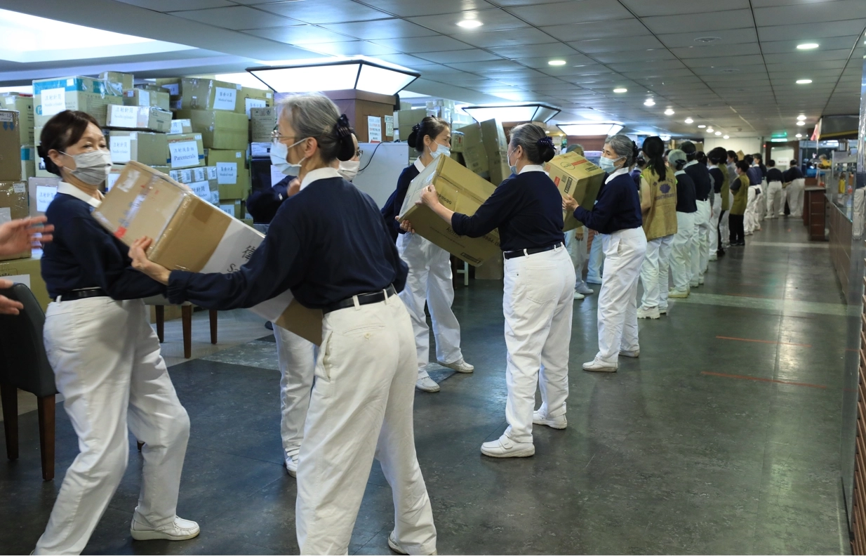 外交部發起捐贈生活物資、藥品援助因烏俄戰爭逃離家園的烏克蘭難民的物資分類打包。