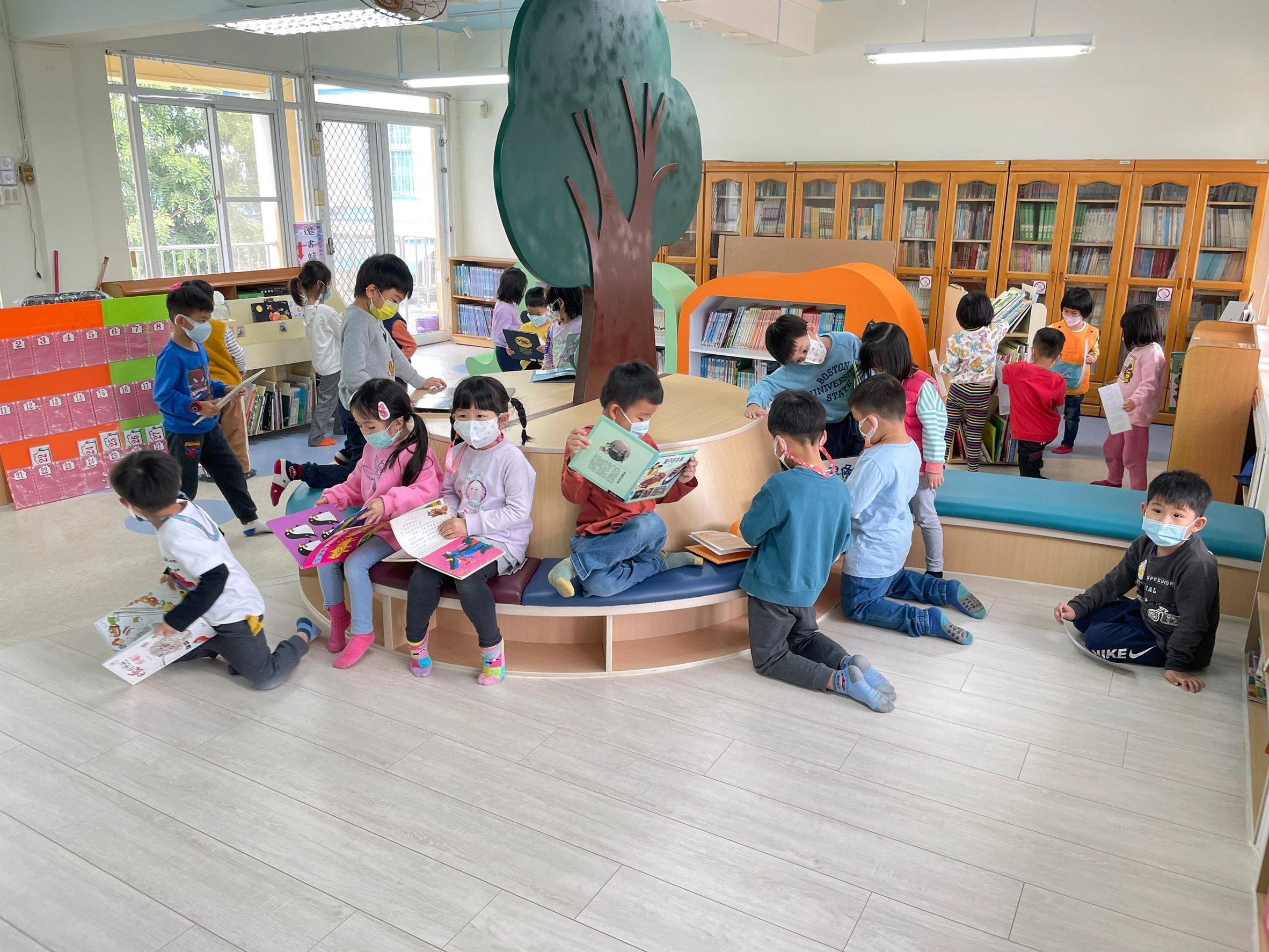 臺南市立第一幼兒園的森林風意象圖書室，以藍天綠地為意象設計。