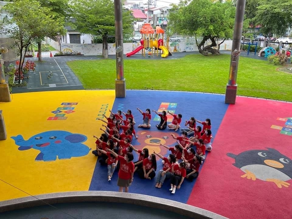 嘉義市立復國幼兒園，彩虹廣場地墊更新。