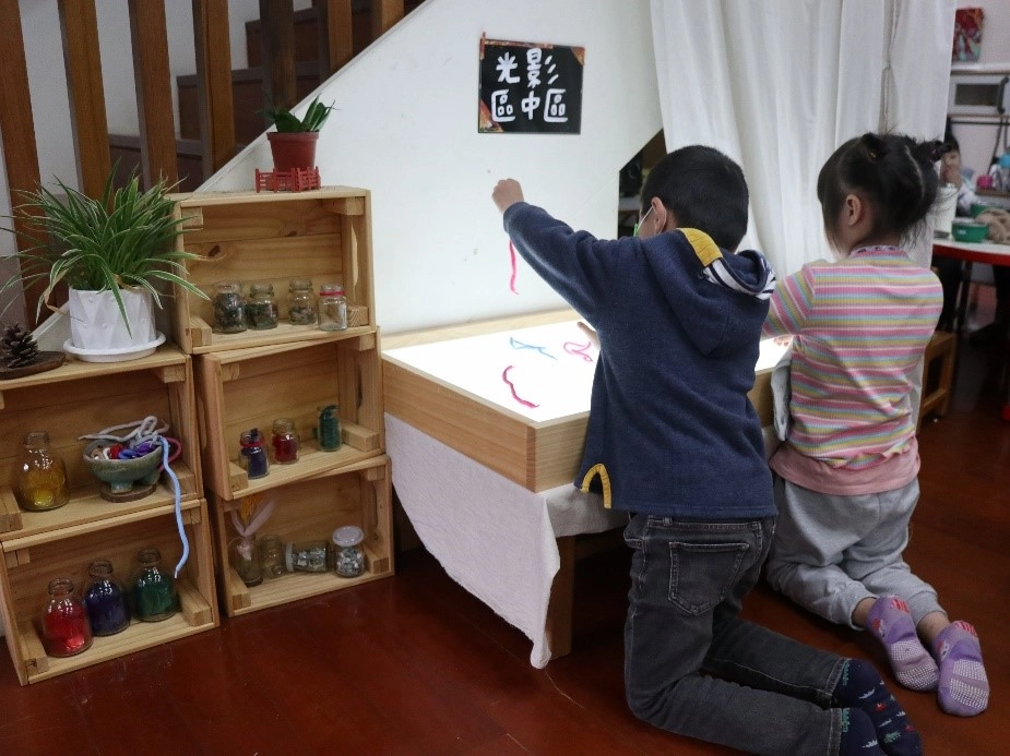 新興國小附幼增置光桌，並提供具透光性的素材讓幼兒能近便取用。