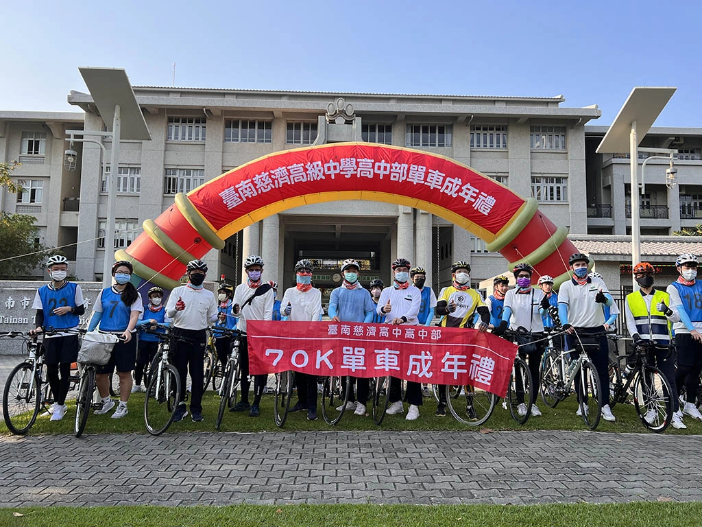 姚智化校長及歷屆家長會長與團隊領騎出發。