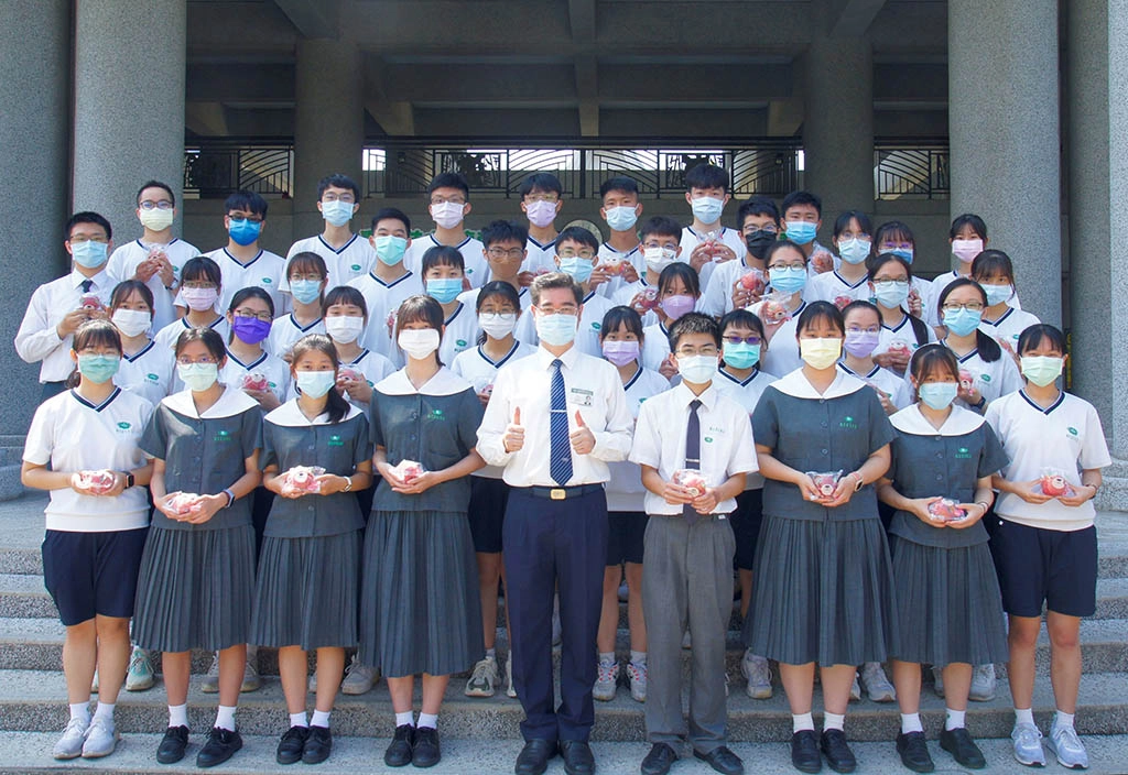 臺南慈濟高中111年繁星推薦有40人金榜題名成為準大學生，其中22人錄取國立大學。