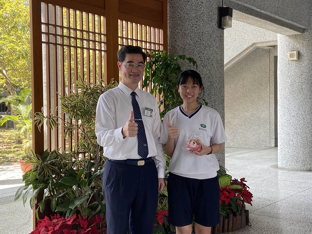 楊昀蓁同學與兩位姊姊從小學、國中、高中一路接受慈濟教育，今年成績優異錄取臺灣師範大學地球科學系。