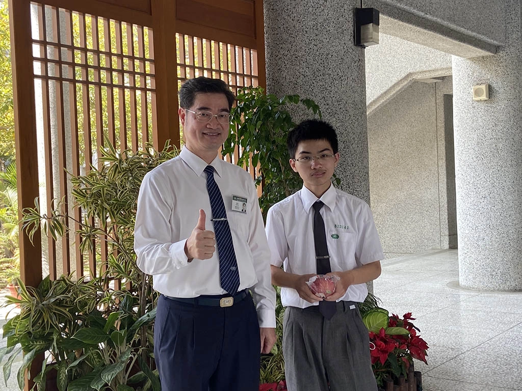 歐家宏同學錄取慈濟大學醫資系，他希望以一顆感恩的心幫助更多人。