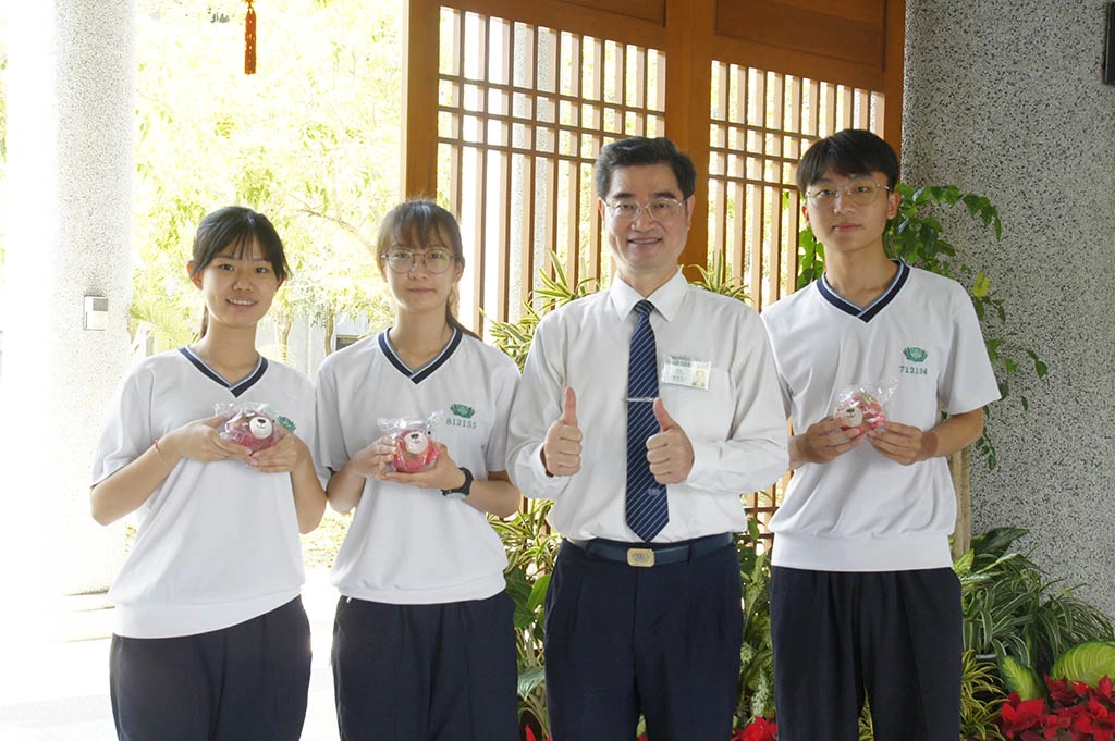 本屆繁星推薦延續去年佳績，左起莊棋淳、蘇庭妤、謝秉錡三位學生，通過醫牙學系第一階段。