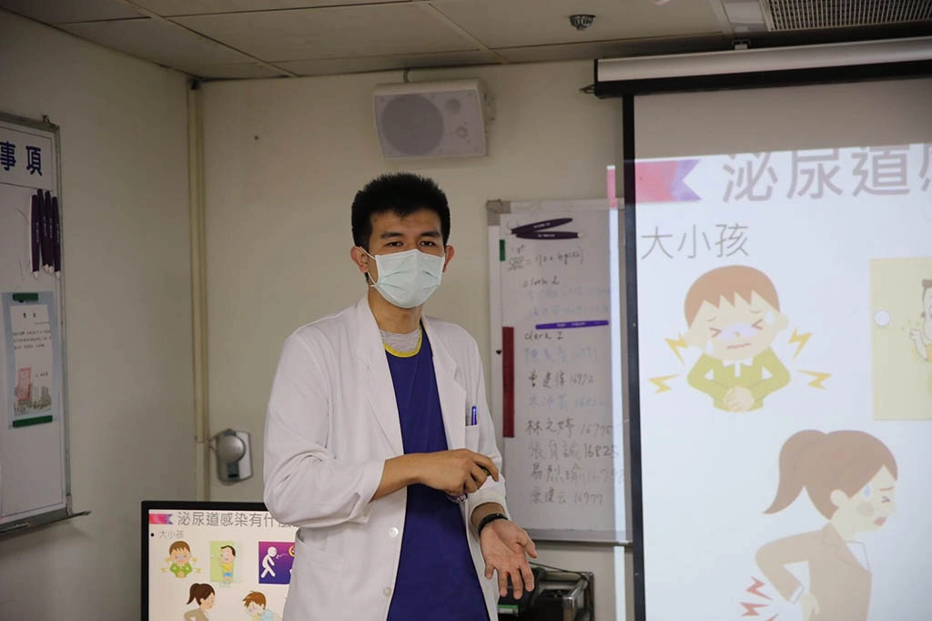 花蓮慈院小兒部張育晟醫師為住院病童及家屬分享，如何預防泌尿道感染。
