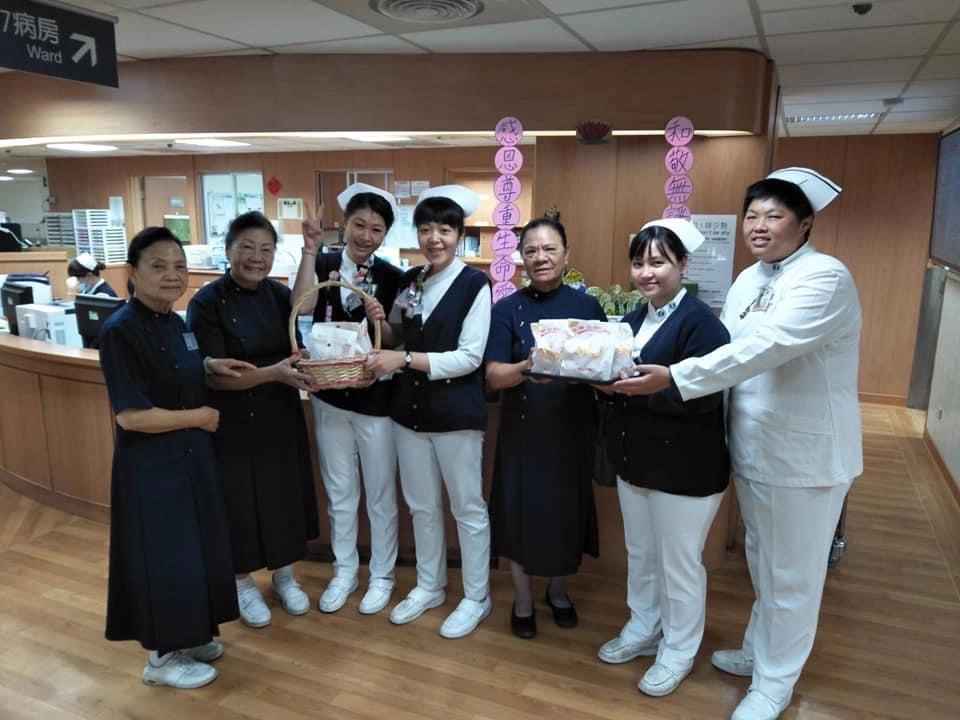 志工關懷病房護理師，左三為汪蓉。(圖為資料照片)