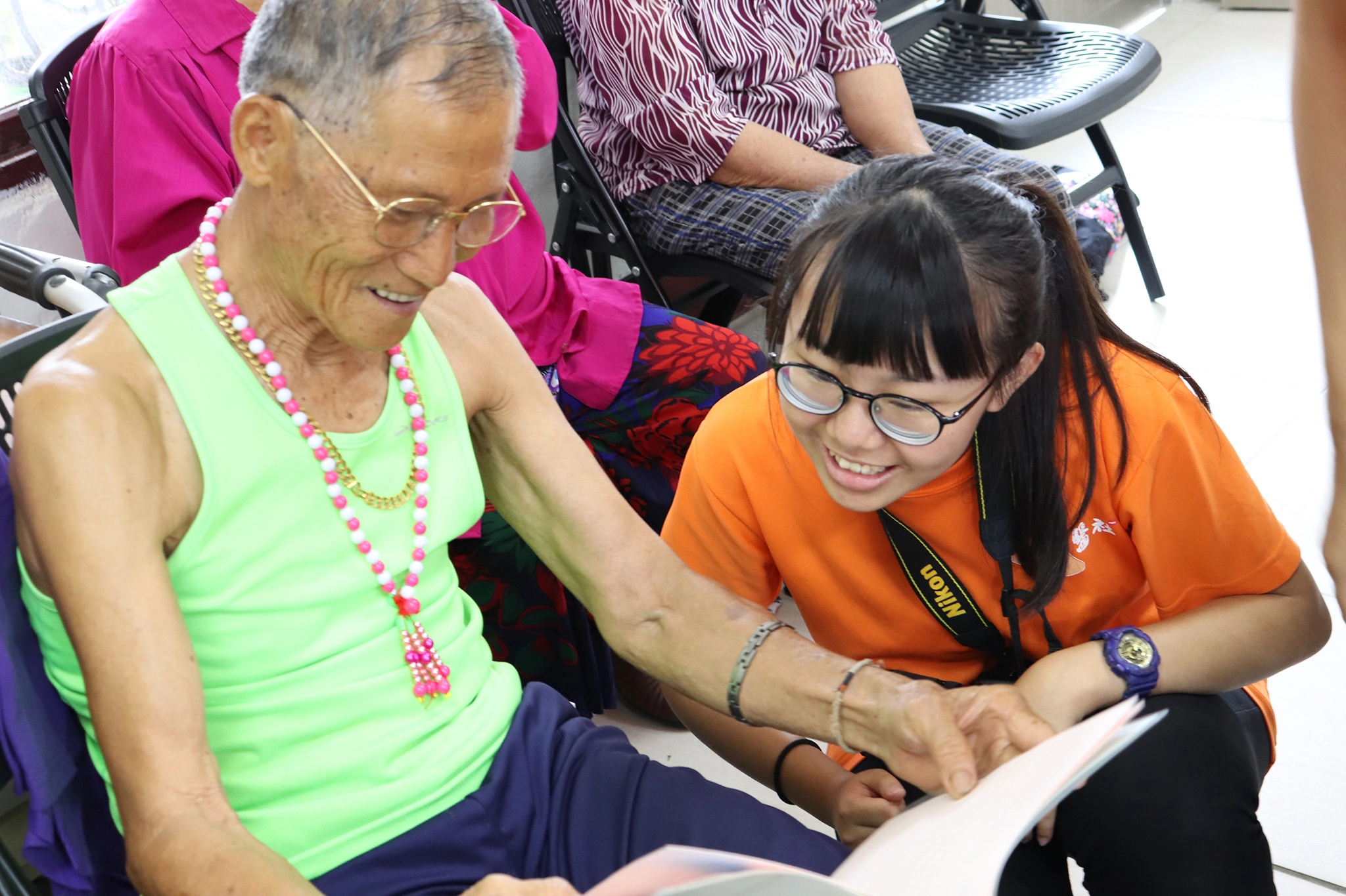 人發心系鄭雯倩同學，服務於人醫社和人發心LAQI佳民課輔陪伴志工，鄭雯倩同學表示，在服務過程中都會去想他們真正的需要是甚麼，像是在松浦時就會想要了解長者的心理健康。