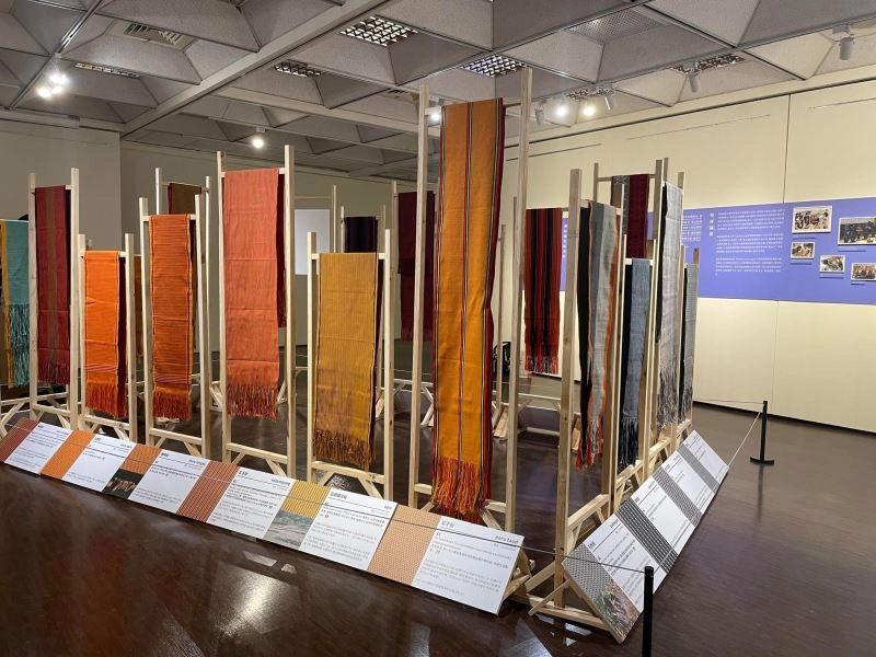「tjemenun 經．緯—人間國寶許春美特展」展場。
