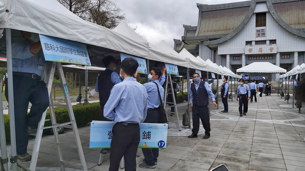 25日下午，慈濟基金會總務室團隊快速的搭建市集帳篷。