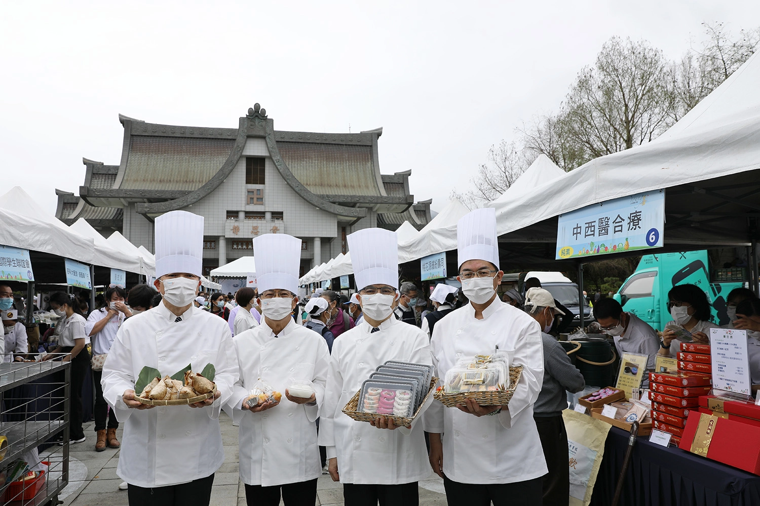開幕時間十點還未到，人潮絡繹不絕，花蓮慈院院長林欣榮、副院長吳彬安、何宗融、復健部主任暨花蓮縣醫師公會理事長梁忠詔邀約民眾參與市集，健保署東區業務組組長李名玉也蒞臨現場。
