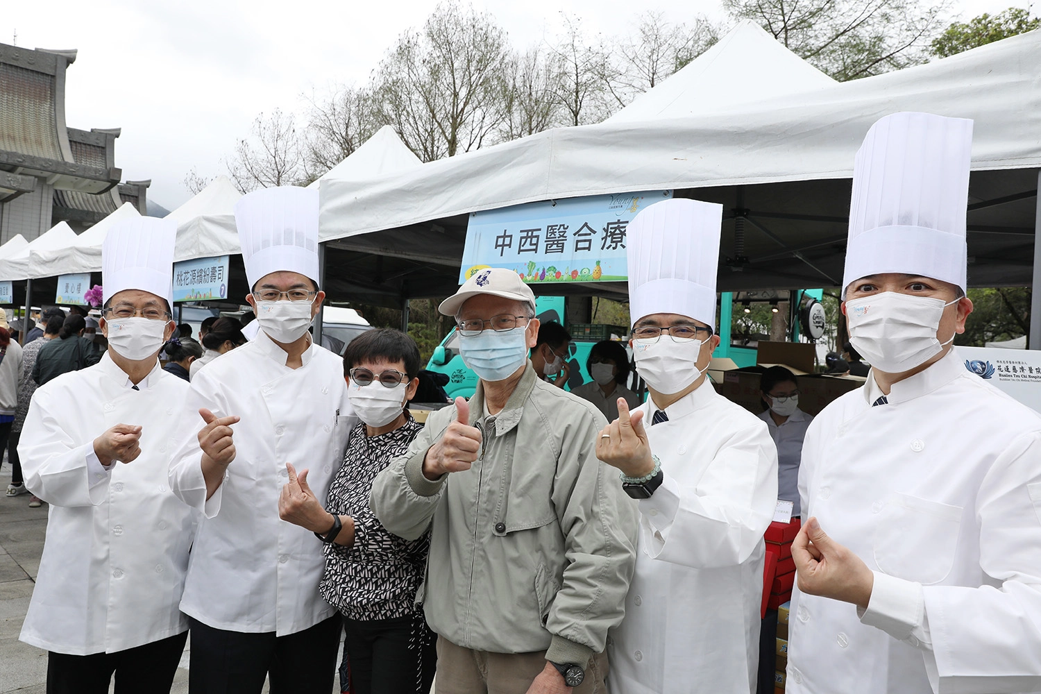 開幕時間十點還未到，人潮絡繹不絕，花蓮慈院院長林欣榮、副院長吳彬安、何宗融、復健部主任暨花蓮縣醫師公會理事長梁忠詔邀約民眾參與市集，健保署東區業務組組長李名玉也蒞臨現場。