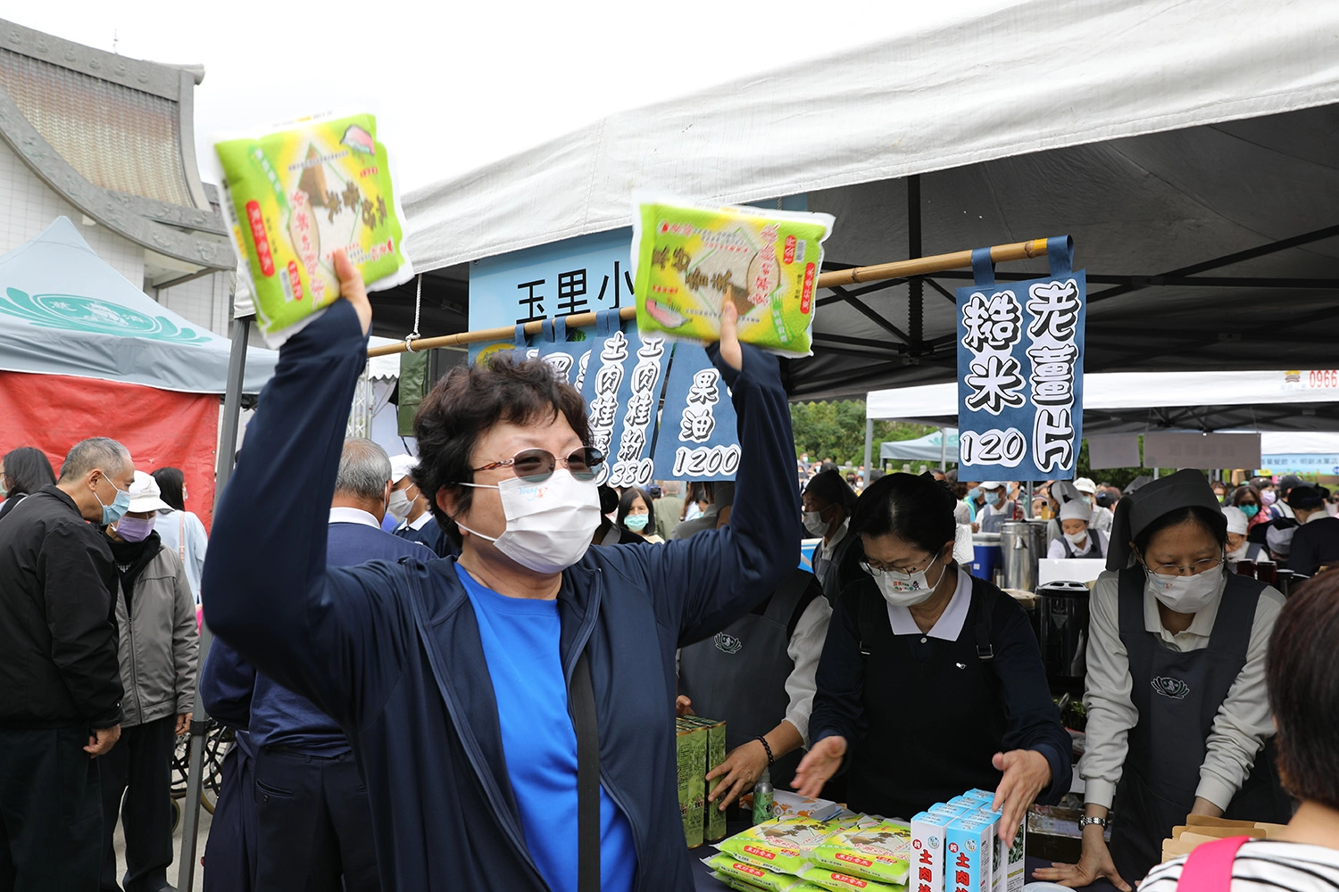 玉里慈濟醫院院長陳岩碧，與玉里慈濟志工義賣當地農特產支持公益蔬食市集。