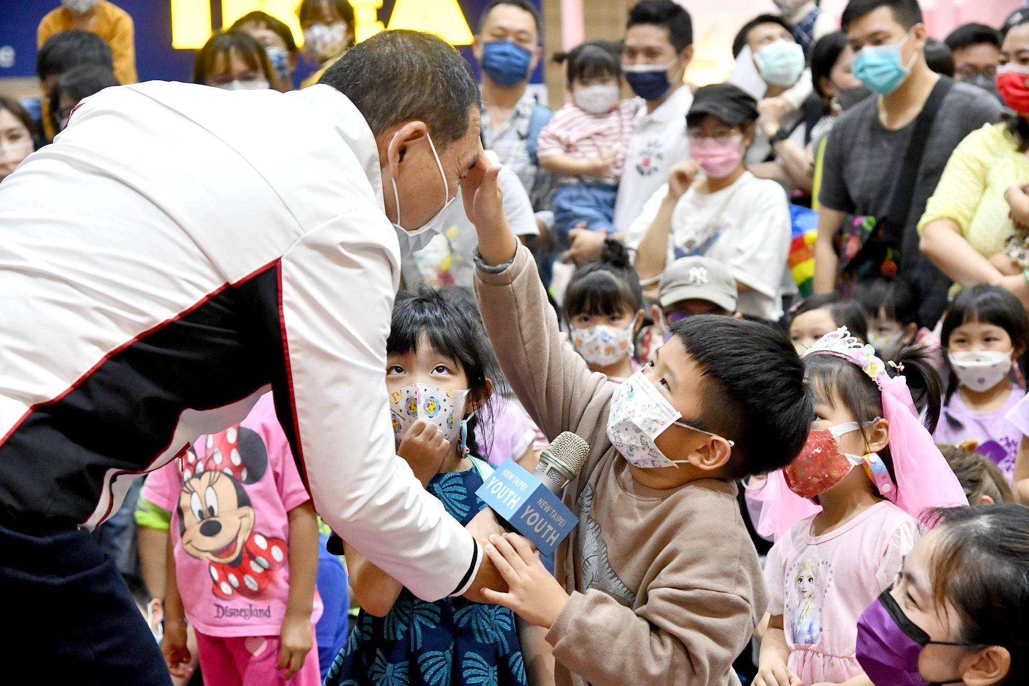 侯友宜26日前往活動會場，和現場孩子們一同唱跳、互動。