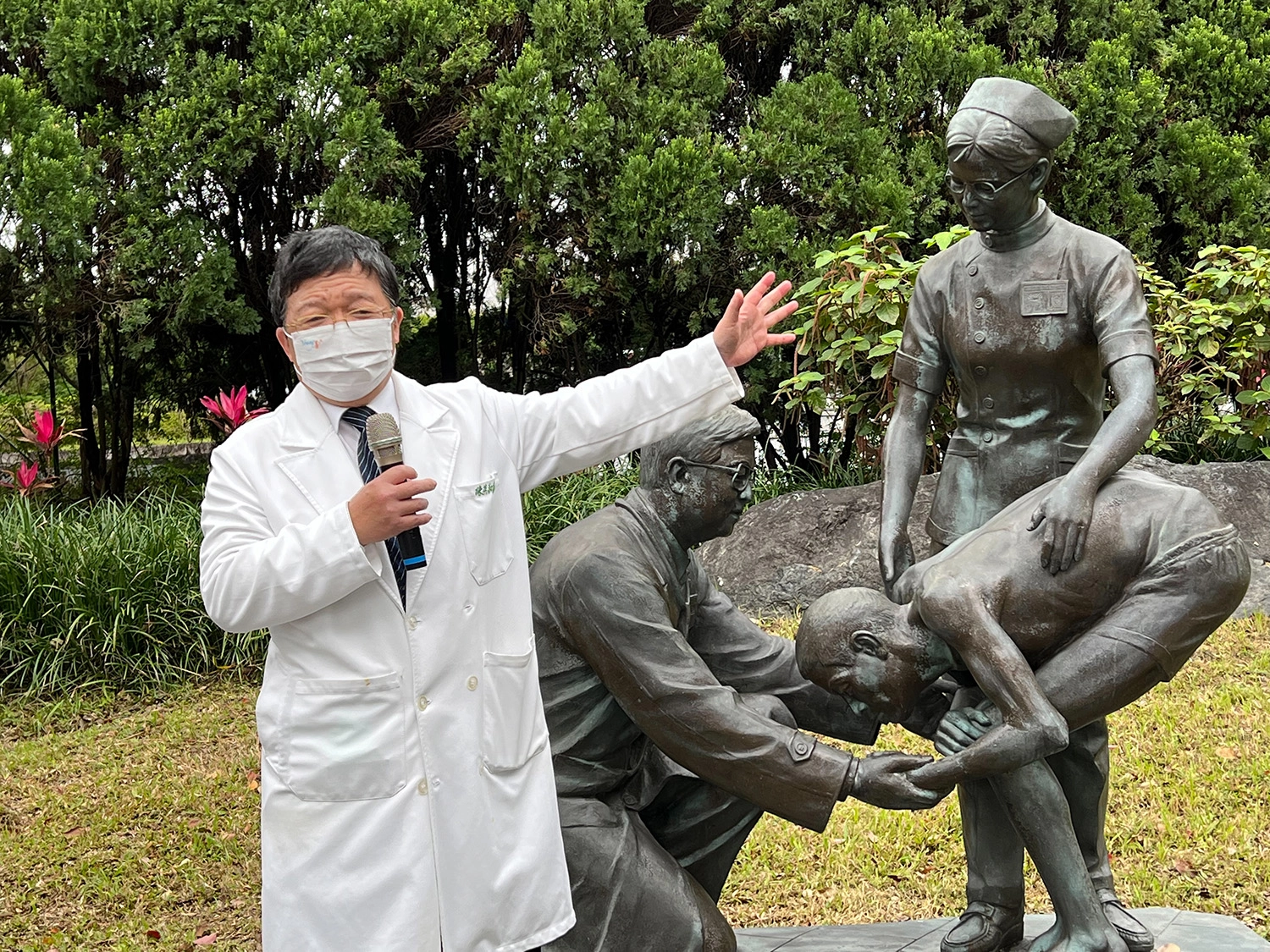 花蓮慈院名譽院長陳英和親自導覽醫療故事，獲得民眾熱烈回響。