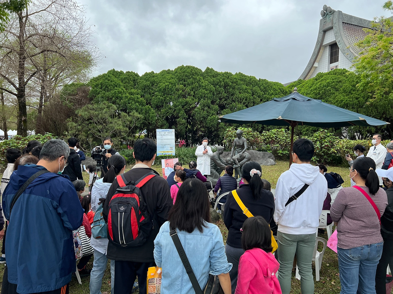 花蓮慈院名譽院長陳英和親自導覽醫療故事，獲得民眾熱烈回響。