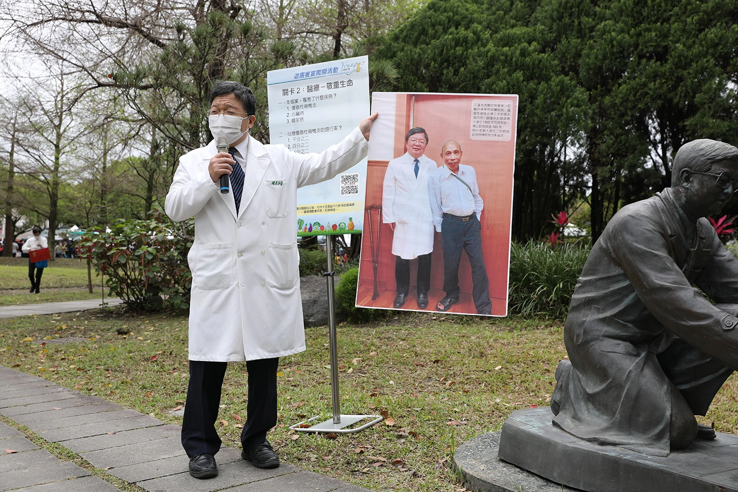 陳英和院長還秀出銅像中的病友簡先生回診與他的合照，兩人醫病情超過四分之一世紀。