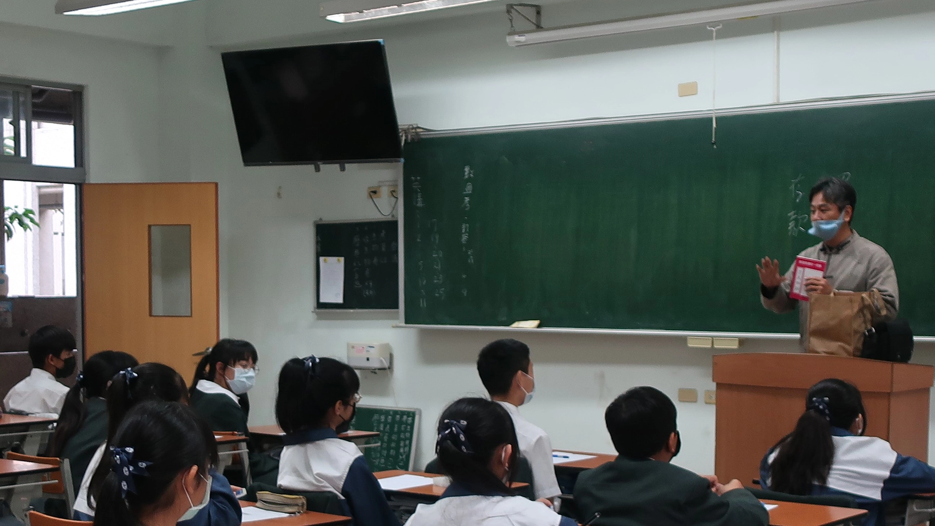 國一和氣班世鍾爸爸鼓勵同學們要多看書並分享如何從挫折中站起來。
