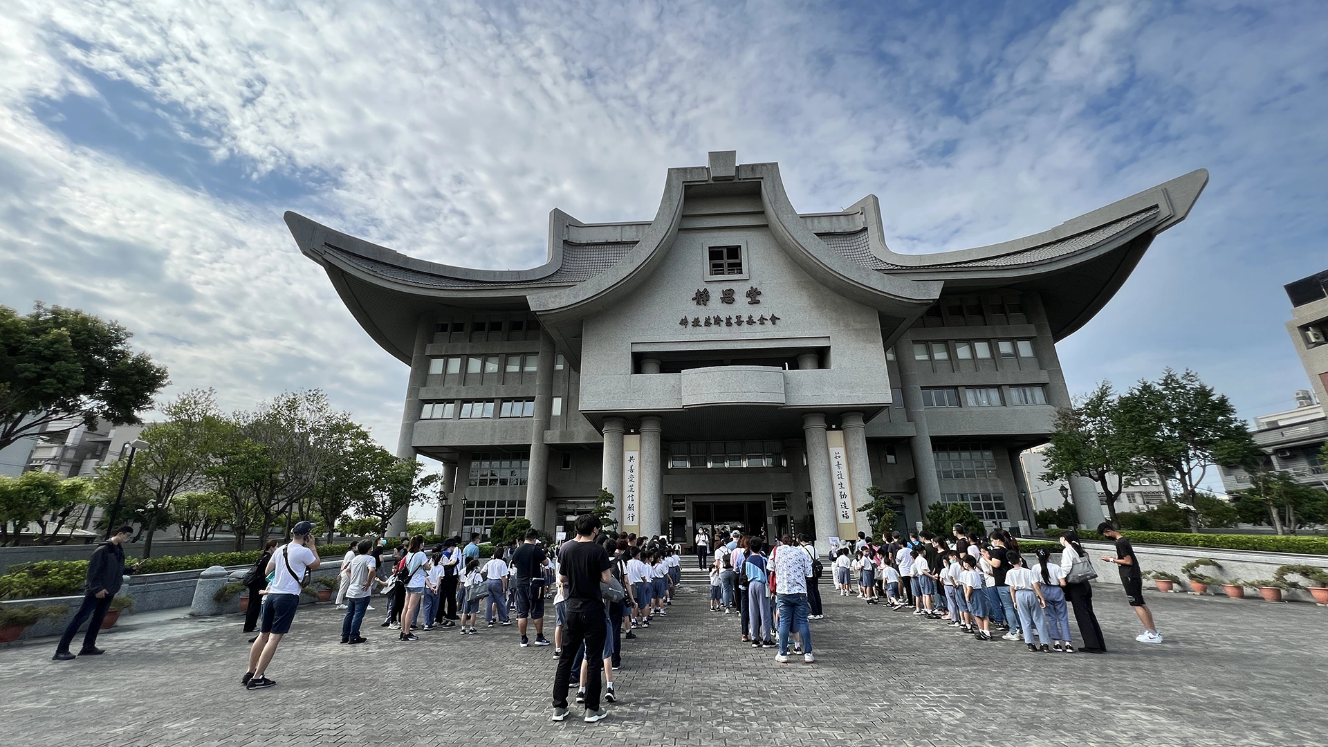 在仁德靜思堂廣場集結的二年級親師生。
