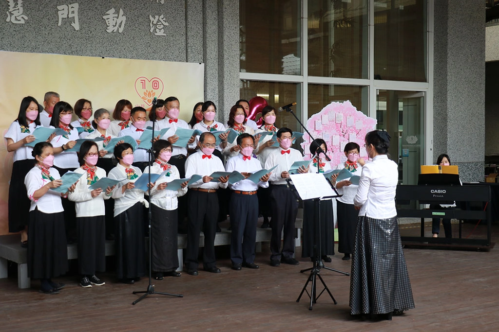 慈樂飄飄合唱團的悠揚樂聲，開啟感恩音樂會的序曲。