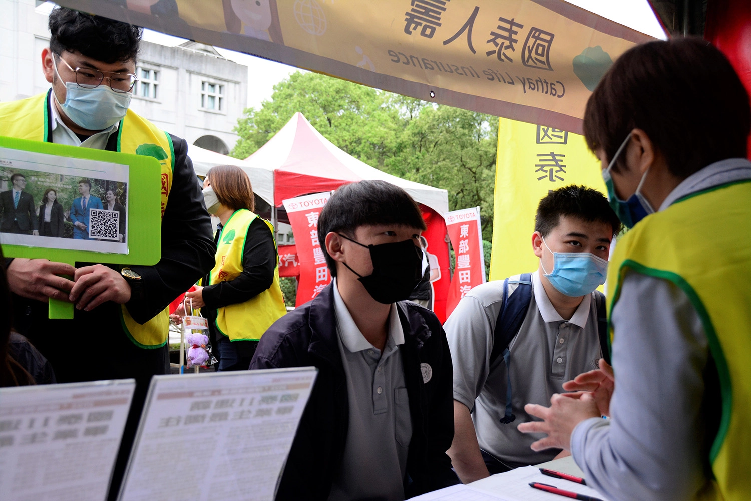企業向應屆畢業生介紹薪資福利與職場環境。