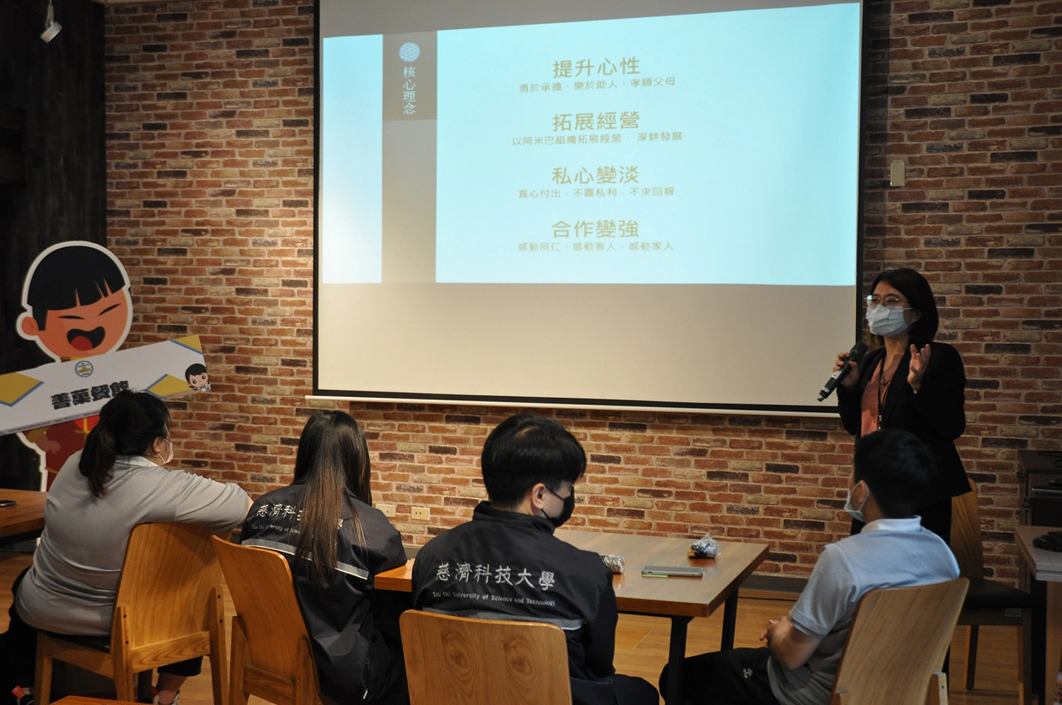 善菓餐飲開出8種類別、49個職缺，吸引更多臺灣觀光學院轉學生。