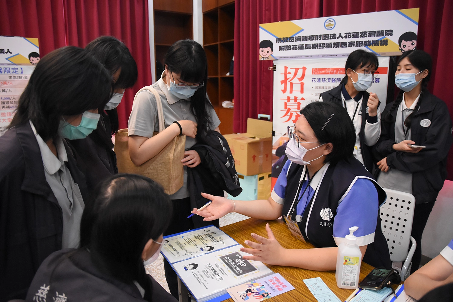 應屆畢業生主動了解工作內容。