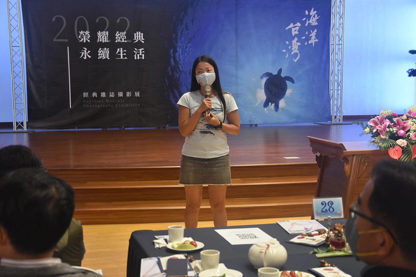 講師黃佳琳分享自己在潛水時，看到海洋世界的美麗，也希望大家能保護海洋。(圖為慈濟基金會提供)