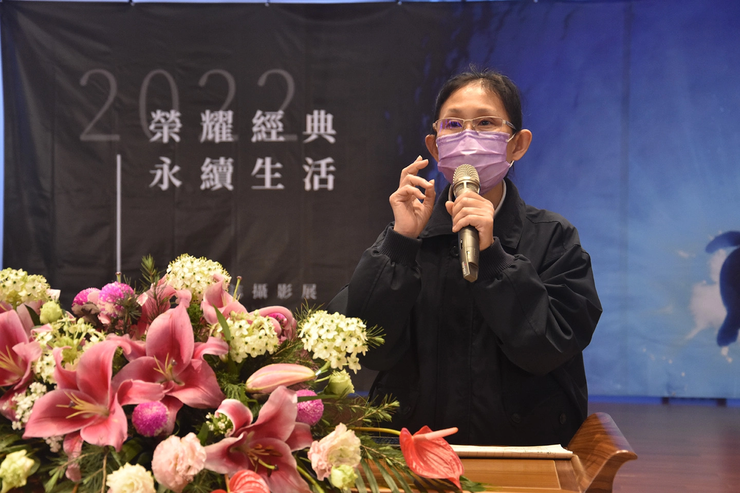 慈濟環保志工徐惠玲介紹行動環保教育車、會比手語警世大家要環保的大猩猩Koko。 (圖為慈濟基金會提供)
