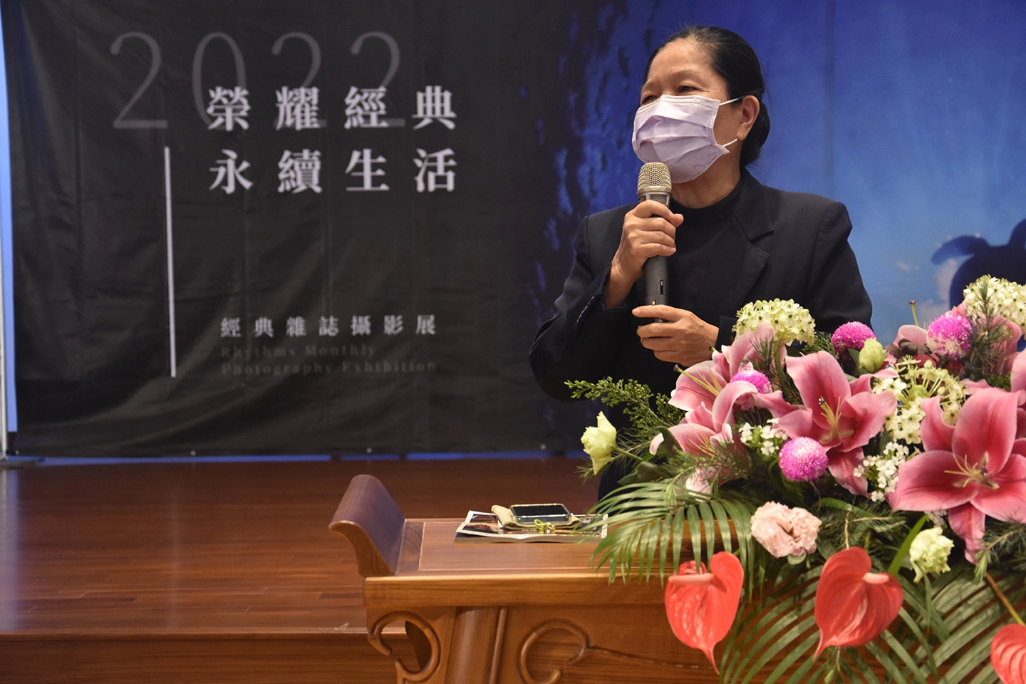 3月30日下午在慈濟大甲聯絡處舉辦「海洋台灣講座」，志工李美慧介紹〈海洋台灣〉攝影展。(圖為慈濟基金會提供)