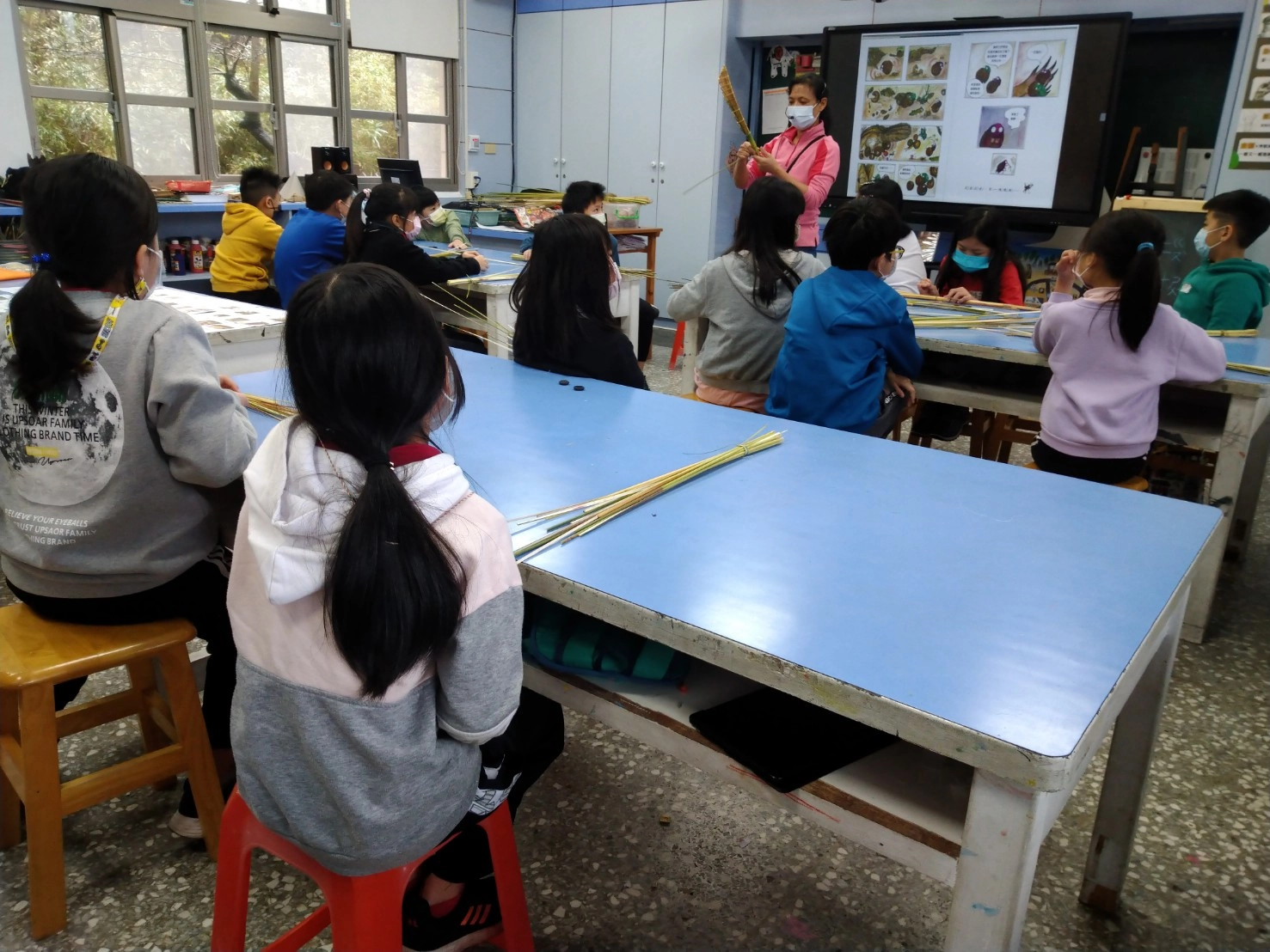 新北市閱讀推廣協會藉由閱讀帶領學生認識構樹、體驗自然物自製童玩。