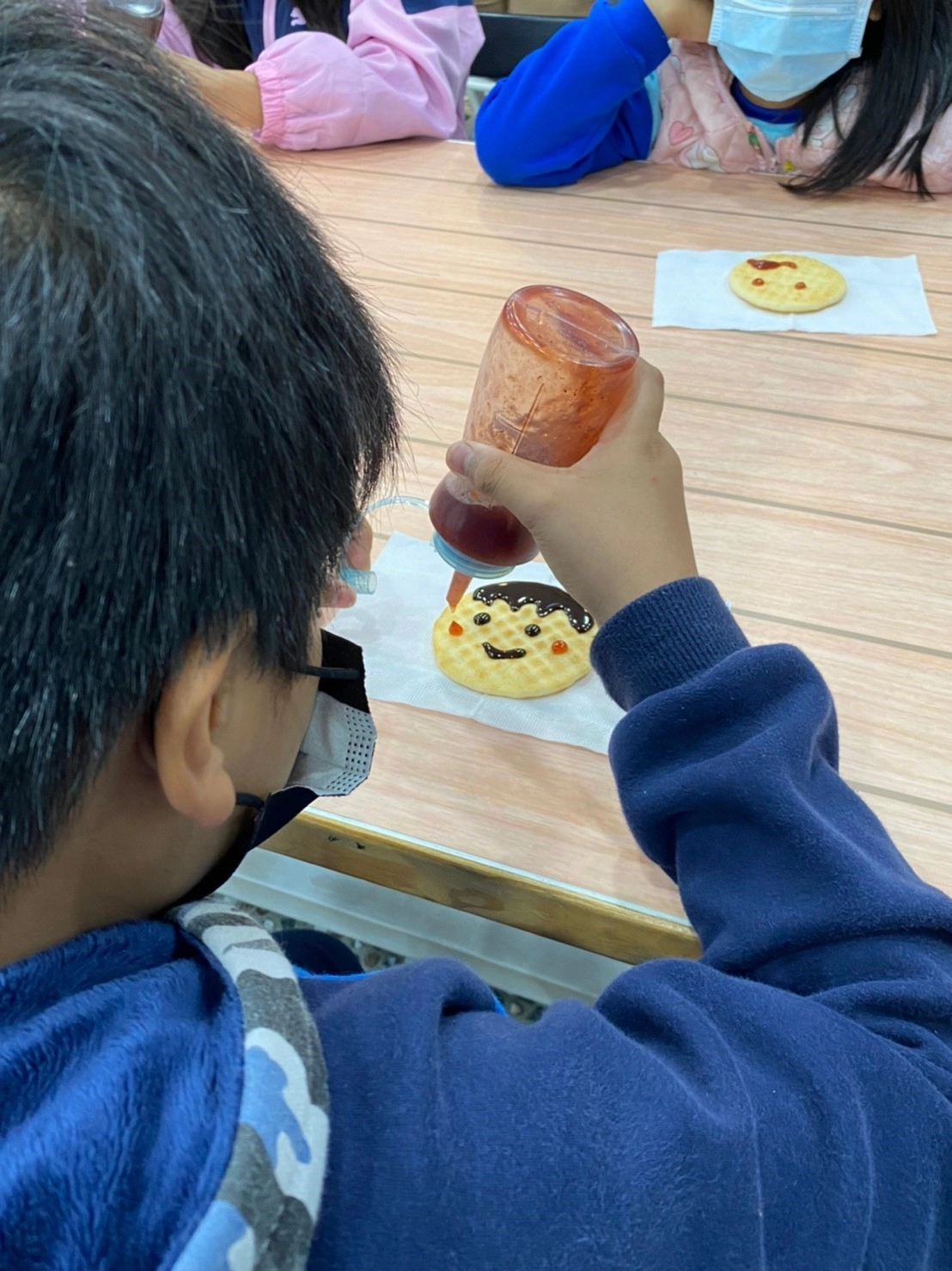 花蓮縣新象社區交流協會利用食材讓學生創作情緒臉譜。