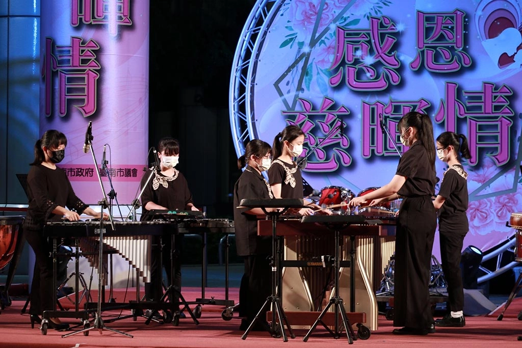 臺南慈濟高中打擊樂團台上精彩專注演出。