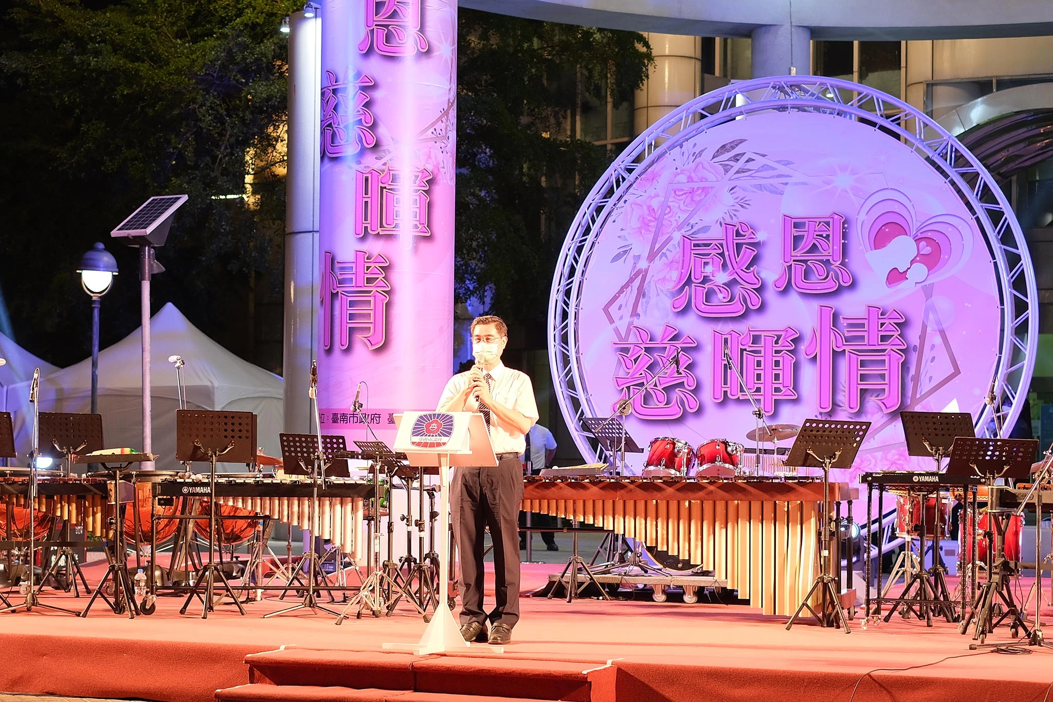 姚智化校長代表致詞祝福全天下的母親天天快樂，平安健康喜樂。