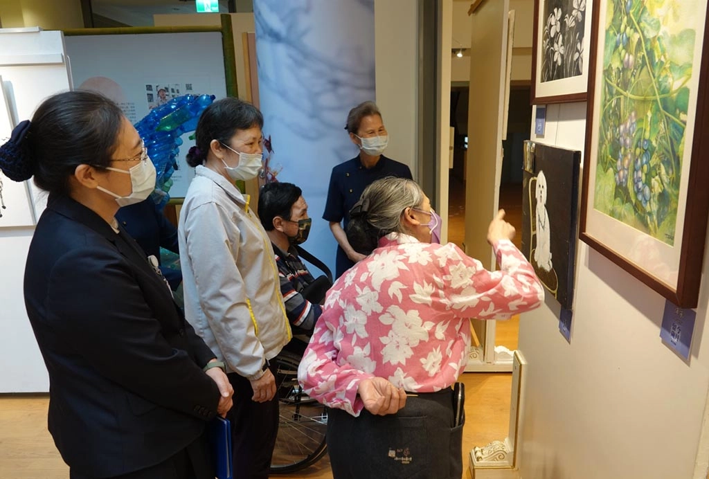 今年慈善聯展以智慧相結合、愛心相扶持，作者是志工關懷的家庭，每一幅作品都有它動人的故事。