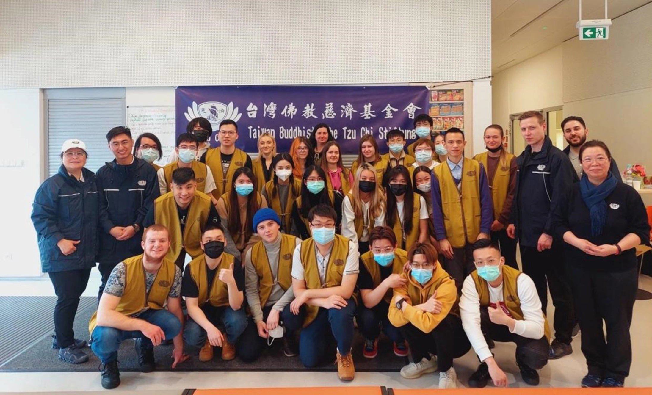 慈濟大學醫技系校友目前在盧布林醫學院求學，透過懿德媽媽與慈濟基金會聯繫上，成為慈濟在盧布林地區協助發放的志工，他也邀請了其他同樣在盧布林醫學院求學的台灣學子一起加入志工行列。